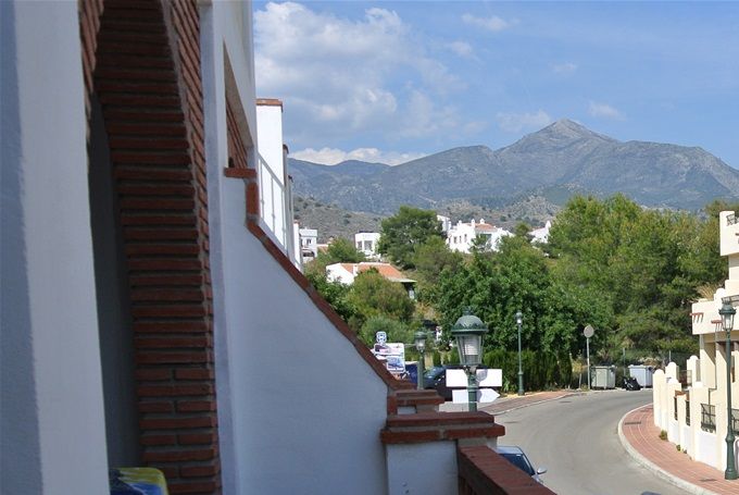 I Nerja är de vackra bergen alltid närvarande, så även hos oss. Den större terrassen övergår som ni ser i en lite mindre, som i sin tur ansluter till det stora sovrummet. Här finns plats för två stolar eller torkställning för badkläder och handdukar.
