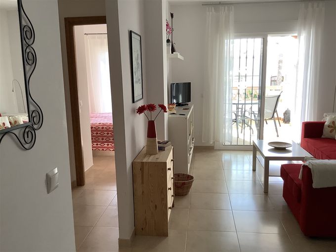 Lägenheten har ett stort, luftigt vardagsrum möblerat med en skön bäddsoffa från Ikea  (rymmer två personer 200 x 140 cm med tillhörande bäddmadrass), byrå, bokhylla med tv och wifi, diverse spel och böcker. Utgång mot den rymliga terrassen.